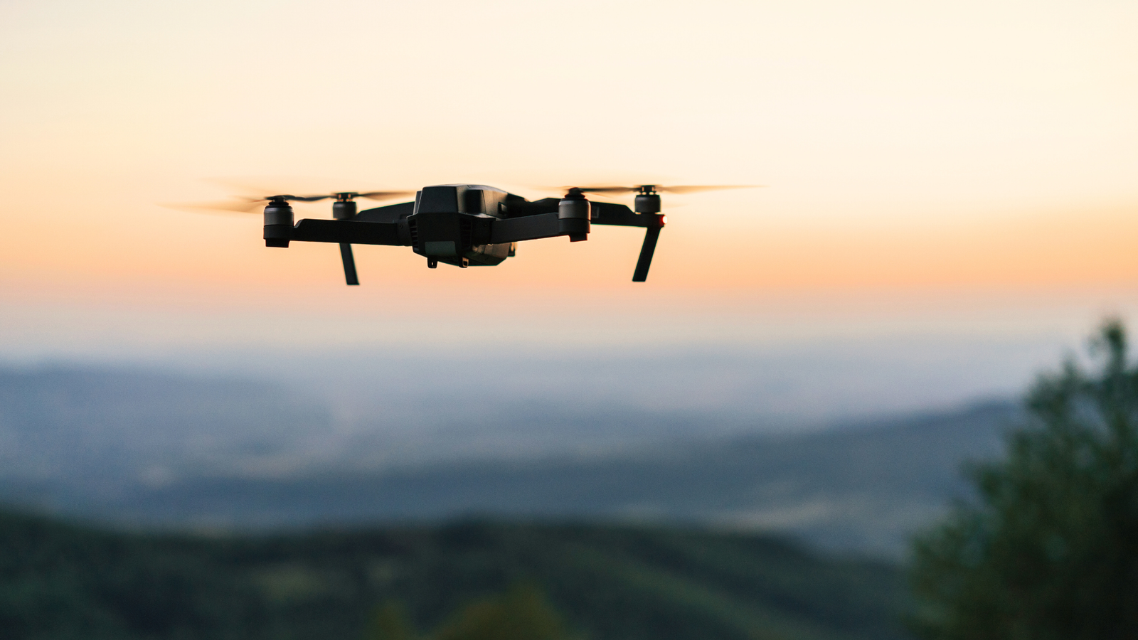 Drone professionnel au coucher de soleil